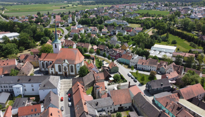 Luftaufnahme der Innenstadt von Vilseck mit dem Blick auf die katholische Pfarrkirche St. Ägidius. Diese ist eine ursprünglich gotische, barockisierte Saalkirche.