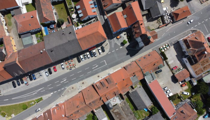 Luftaufnahme des Marktplatzes von Vilseck. Mit dem Blick auf das deutschlandweit erste Spezialmuseum zum Türmerwesen im historischen Vogelturm.