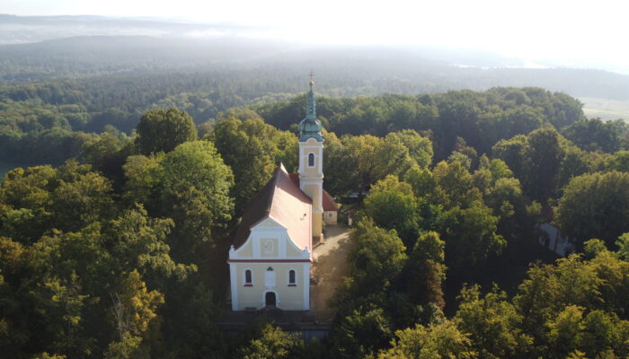 Luftbildaufnahme der Wallfahrtskirche St. Anna auf dem Annaberg in Sulzbach-Rosenberg