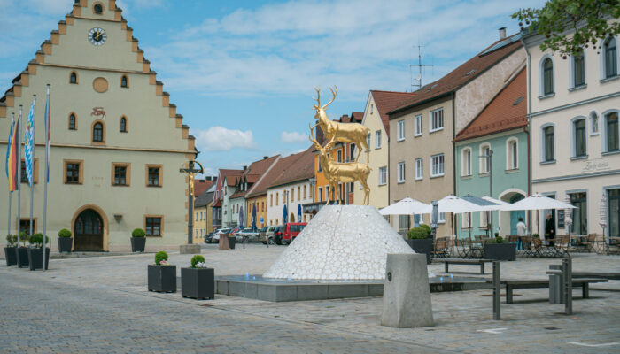 Markplatz von Hirschau mit dem Rathaus im Hintergrund. Im Vordergrund ist der Monte-Hirschau-Brunnen