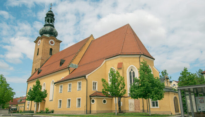 Römisch-katholische Pfarrkirche Mariä Himmelfahrt in Hirschau mit dem 52,5 Meter hohen Turm.