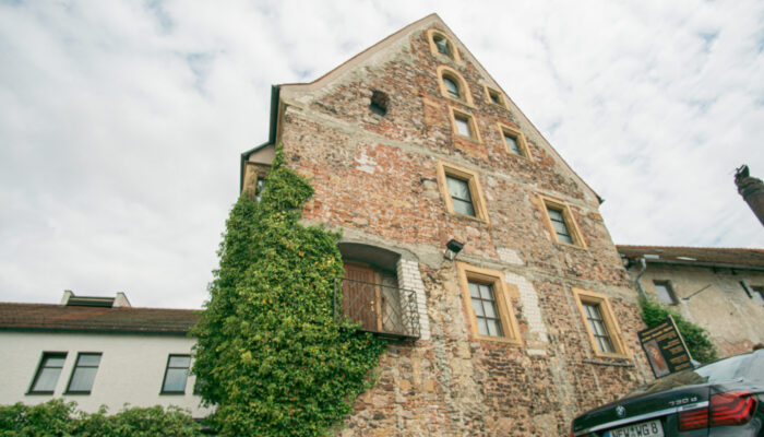 Außenansicht der schönen Fassade des Pflegschlosses Hirschau. Früher Sitz des Pflegeamts, heute Hotel und Restaurant.