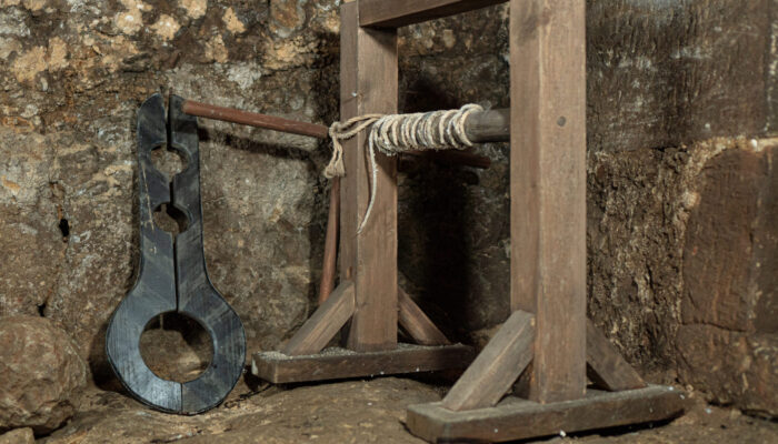 Das Lochgefängnis im Sulzbacher Rathaus Lochgefängnisse waren im Mittelalter überall dort, wo der Landesfürst über die Hohe Gerichtsbarkeit verfügen konnte. Dort entschied man bei schlimmen Verbrechen über Leben und Tod. Das „Loch“ war die schlimmste Art der Inhaftierung. Sie waren in Kellern von Burgen oder, wie in Sulzbach-Rosenberg, im Rathaus. Dorthin kamen nur die schlimmsten Verbrecher, die man ohne Tageslicht festsetzte. Ein wichtiger Bestandteil war die Fragstatt (heute würde man Folterkammer dazu sagen). Hier übte der Henker sein Handwerk aus und sorgte dafür, dass man gestand. Erst nach einem Geständnis wurde man verurteilt, meist zum Tod.