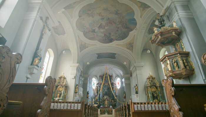 Pfarrkirche St. Vitus in der Oberpfälzer Kleinstadt Schnaittenbach im Landkreis Amberg-Sulzbach: Ein Hochaltar mit einem hohen, ins Spitzgewölbe komponierten Viersäulenaufbau mit geschwungenen Segmentgiebeln und reich verkröpftem Gebälk.
