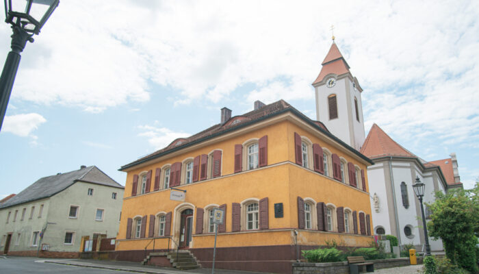 Blick auf die Hauptstraße in Schnaittenbach mit der St. Vitus Kirche im Hintergrund