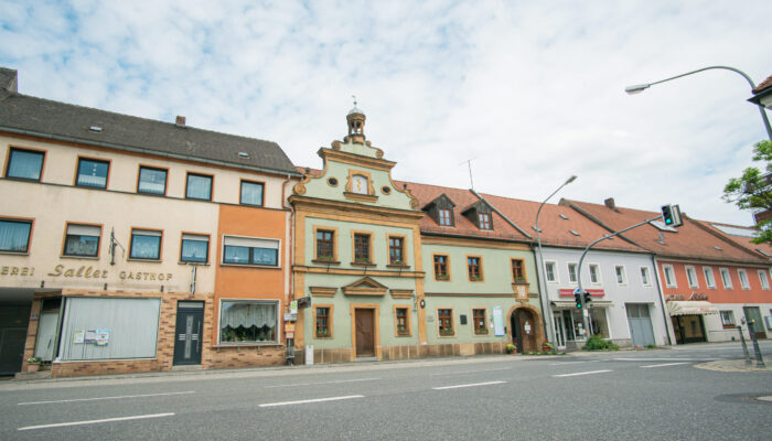 Das „Alte Rathaus“ von Schnaittenbach ist mehr als nur ein Verwaltungsgebäude. Es dient als kultureller Treffpunkt und beherbergt Ausstellungen, die sich mit der Geschichte und den Traditionen der Region befassen, insbesondere mit der lokalen Volkstumspflege und dem Kaolinabbau.