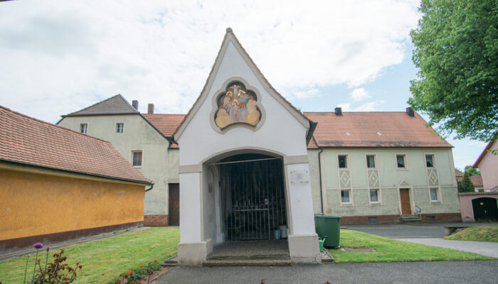 Bild der Lourdesgrotte, die am 8. Dezember 1912 eingeweiht wurde, auf dem Kirchplatz von Schnaittenbach. Eine Kapelle im Ortsmittelpunkt der Stadt der heiligen Jungfrau Maria von Lourdes gewidmet.