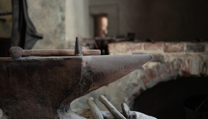 Amboss und Hammer zum Schmieden in der Schauschmiede am Schaustollen auf dem Villa-Max-Gelände in Sulzbach-Rosenberg