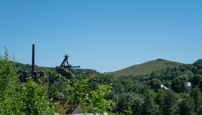 Blick von Rosenberg auf die Maxhütte einem ehemals traditionsreichem Stahlwerk und heutigem Industriedenkmal in Sulzbach-Rosenberg. Mit dem alten Schlackendeponieberg der Maxhütte im Hintergrund. Heute ist die sanierte, rekultivierte Deponie der Maxhütte Lebensraum für eine Artenvielfalt an Schmetterlingen und Heuschrecken.
