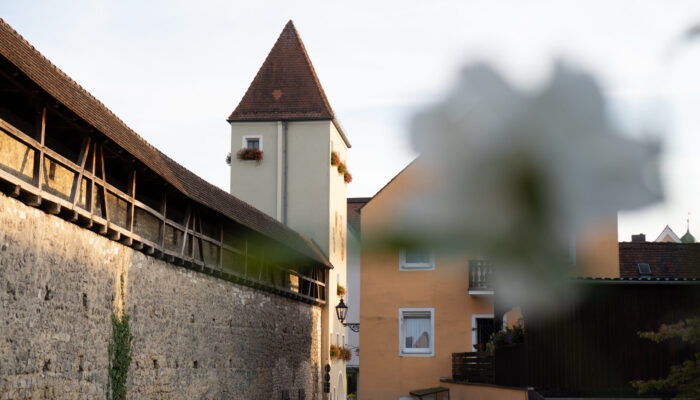 Blick entlang der Langen Gasse zum östlichen Stadturm, das Rosenberger Tor. Dieses wurde etwas versetzt zur ursprünglichen Lage als Stadtturm neu aufgebaut.