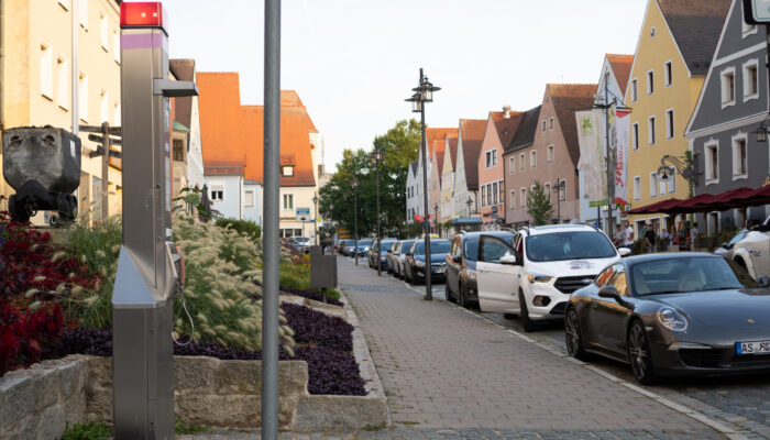 Blick auf die Hauptstraße der Sulzbach-Rosenberger Altstadt entlang in Richtung Osten. Die Rosenbergerstraße im Kern von Sulzbach.