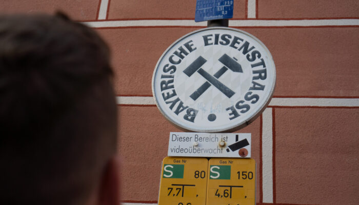 Hinweisschild und Wegmarkierung des Bergbaupfades vor dem Rathaus in Sulzbach-Rosenberg