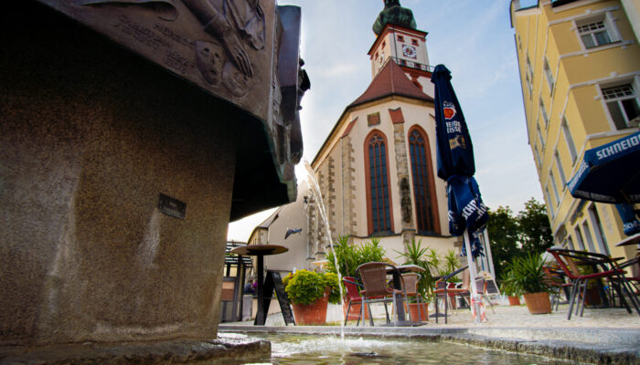 Blick über den Geschichtsbrunnen auf die Stadtpfarrkirche St. Marien. Sie ist die römisch-katholische Pfarrkirche des Stadtteils Sulzbach der Stadt Sulzbach-Rosenberg in der Oberpfalz. Erbaut wurde sie im 14. Jahrhundert und bis in die Mitte des 20. Jahrhunderts hinein als Simultankirche genutzt.