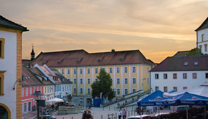 Blick auf den Marktplatz in Sulzbach-Rosenberg. Der Luitpoldplatz mit dem Sulzbacher Schloss im Hintergrund. In Sulzbach-Rosenberg befindet sich das größte Schloss Nordbayerns. Die Sulzbacher Grafen ließen sich im 9. Jahrhundert in der Stadt nieder.