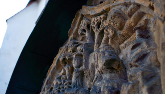 Epitaphien der Kirche St. Marien von rechts aufgenommen. Epitaphien sind Gedächtnissteine von Verstorbenen, die an sie erinnern sollen. Diese sind künstlerisch meist aufwendig gestaltet und befinden sich gerade im Landkreis Amberg-Sulzbach oftmals an Kirchen, wie hier in St. Marien in Sulzbach-Rosenberg. Die meisten Epitaphien sind von Hammerherren ab dem Mittelalter gestiftet worden und sollten zum einen an den Verstorbenen erinnern, aber auch ein klein wenig an seine Frömmigkeit. Diese Frömmigkeit zeigt sich in der künstlerischen Umsetzung mit Szenen aus der Bibel, die der Stifter oder die Hinterbliebenen in Auftrag gaben. Die Kirche St. Marien hat einige Epitaphien, u.a. die der Hammerherrenfamilie Frank. Der Künstler hat hier die Szene dargestellt, wie Jesus ins Grab gelegt wird. Interessant sind aber die Figuren rechts und links neben dem großen Hauptbild. Rechts die Nonne mit Rosenkranz im Gebet und links die Gruppe mit einem Mönch, ebenfalls mit Rosenkranz im Gebet. Da im Mittelalter die Vergebung der Sünden immens wichtig war, dürfte dieser Gedächtnisstein das Ziel der Familie gewesen sein. Ihre Frömmigkeit im Gebet mit dem Rosenkranz zeigen und die damit verbundene Vergebung der Sünden des Verstorbenen und der Familie.