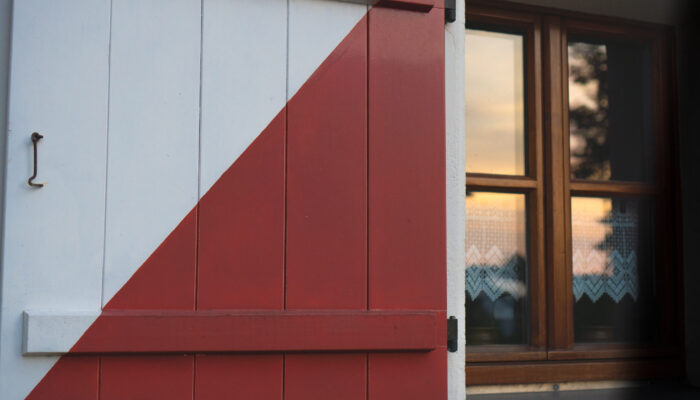 Detailaufnahme eines Fensterladens des Pflasterzollhäuschens am Hagtor in Sulzbach-Rosenberg. Die Geschichte des Pflasterzollhäuschens vor dem damaligen Haagtor im Westen von Sulzbach geht vermutlich auf die Belagerung Sulzbachs durch die Böhmen zurück. Stadtpfleger Albrecht Stiber ließ vor dem Tor alle Bäume fällen und sämtliche Gebäude abreißen, um ein freies Schussfeld zu erhalten. Vermutlich fiel dieser Maßnahme auch das bestehende Pflasterzollhaus zum Opfer. 1504 wurde es neu errichtet und war danach 400 Jahre lang eine der Zolleinnnahmestellen der Stadt für Brücken- und Pflasterzoll. Heute ist es das einzige noch bestehende der ursprünglich vier Zollhäuser. 2005 wurde es von der historischen Gruppe Stiber-Fähnlein mustergültig saniert und erhielt dafür die Bayerische Denkmalschutzmedaille.