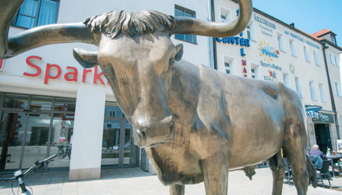 Bild vom Auerochsen in Auerbach, eine Großplastik von Dominik Dengl