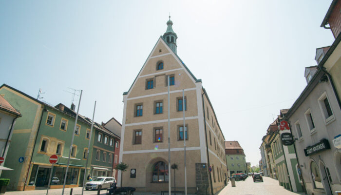 Das Auerbacher Rathaus – ein freistehender dreigeschossiger Massivbau mit steilem Satteldach, profilierten Laibungen, Wappensteinen und Dachreiter.