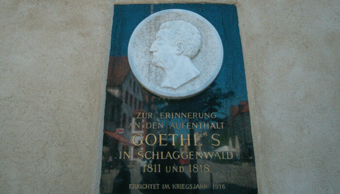 Gedenktafel zur Erinnerung an den Aufenthalt Goethes in Schlaggenwald im 19. Jahrhundert, ein Geschenk der Schlaggenwaldner an die Partnerstadt Auerbach. Zu sehen am Rathaus in Auerbach.