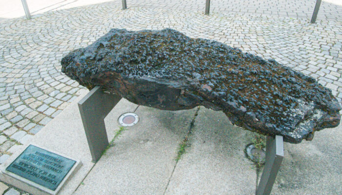 Brauneisenerz-Skulptur der Berbau-Jugend Auerbach vor dem Rathaus auf dem Markplatz von Auerbach