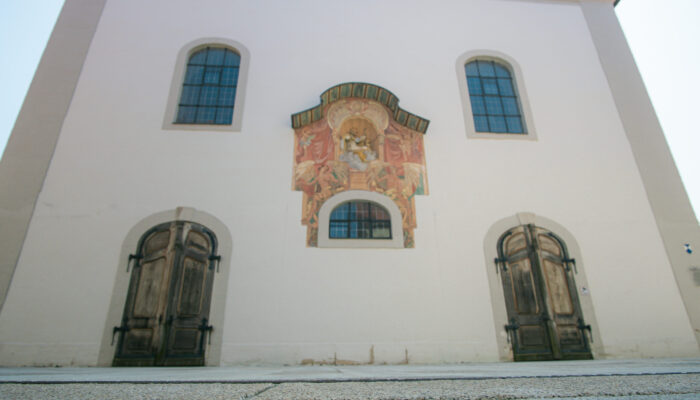 Wandgemälde an einer Außenwand an einem kirchlichen Gebäude in Auerbach