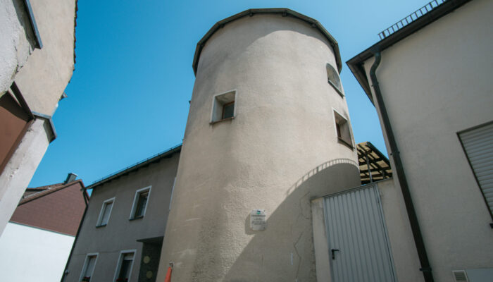 Der Schwedenturm, ein ursprünglich als Teil der mittelalterlichen Befestigungsanlagen der Stadt errichtete Wehrturm. Der heute etwa acht Meter hohe runde Turm hieß ursprünglich Faulenturm, den Namen Schwedenturm verdankt er seinem Besitzer von 1796, Kaspar Leißner, genannt „der Schwed“.