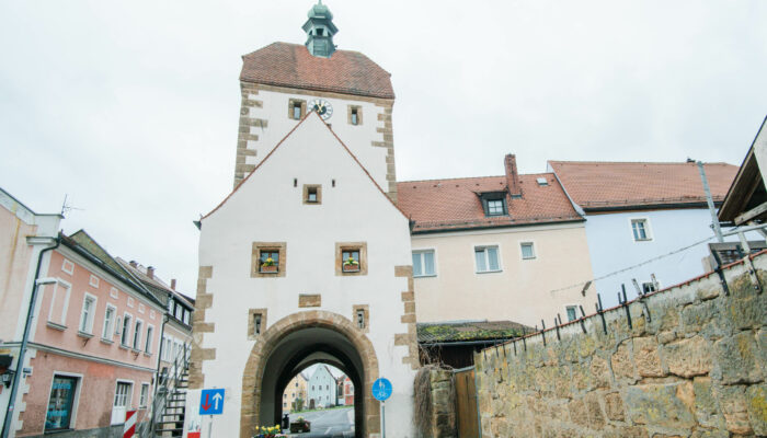 Blick auf das deutschlandweit erste Spezialmuseum zum Türmerwesen im historischen Vogelturm in Vilseck. Der Vogelturm ist ein mehrgeschossiger Torturm aus verputztem Bruchsteinmauerwerk und Eckquadern errichtet. Es ist mit einem Halbwalmdach gedeckt und besitzt einen Zwiebeldachreiter. Nach der Sanierung des Vogelturms wurde dort im Juni 2000 das Erste Deutsche Türmermuseum eröffnet. Es präsentiert auf verschiedenen Ebenen die Geschichte und Kultur der Türmer, insbesondere der Oberpfälzer Türmer und möchte damit einen Beitrag leisten, ein Stück Oberpfälzer Geschichte lebendig zu halten.