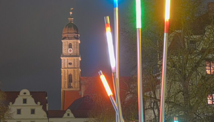 Blick auf den Amberger Kirchturm der St. Martin Basilika bei Nacht