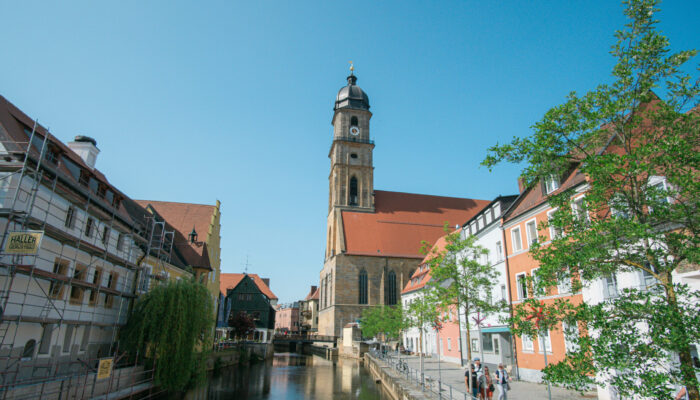 Blick der Vils entlang in Richtung der St. Martin Basilika im Zentrum von Amberg